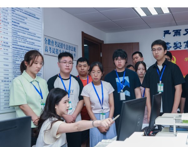 股票短线配资 模拟投档有何作用？考生代表亲历2025高招录取现场，明日可查录取结果